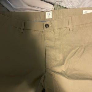 New with tags Gap khakis size 42x34